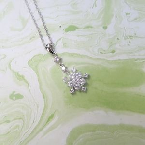 Sterling silver snowflake pendant necklace